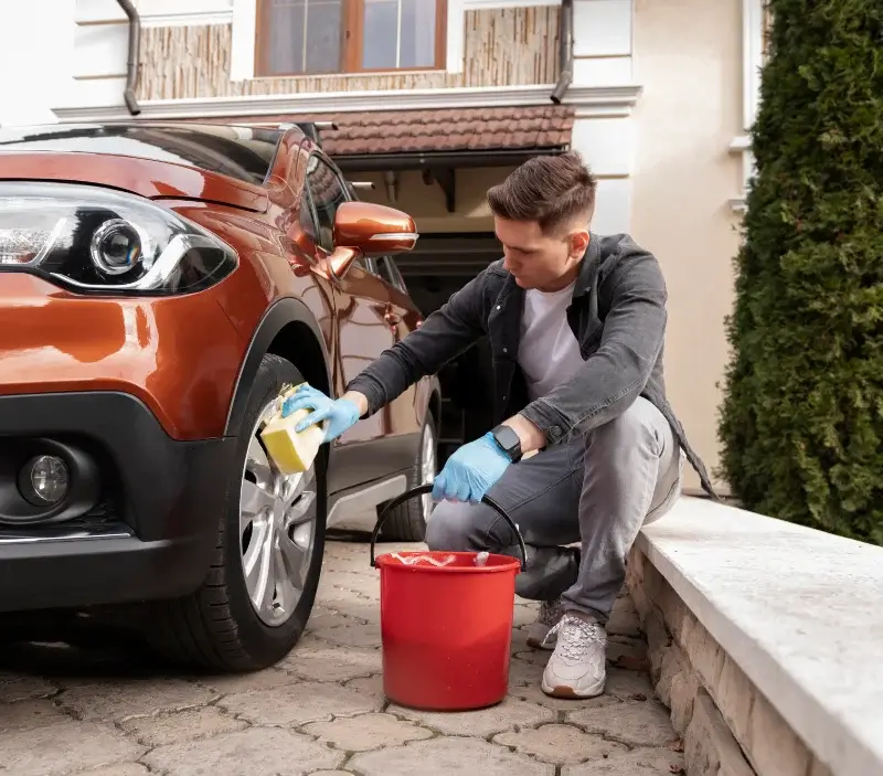 Lavage auto à domicile Calvados : professionnel intervenant sur un véhicule
